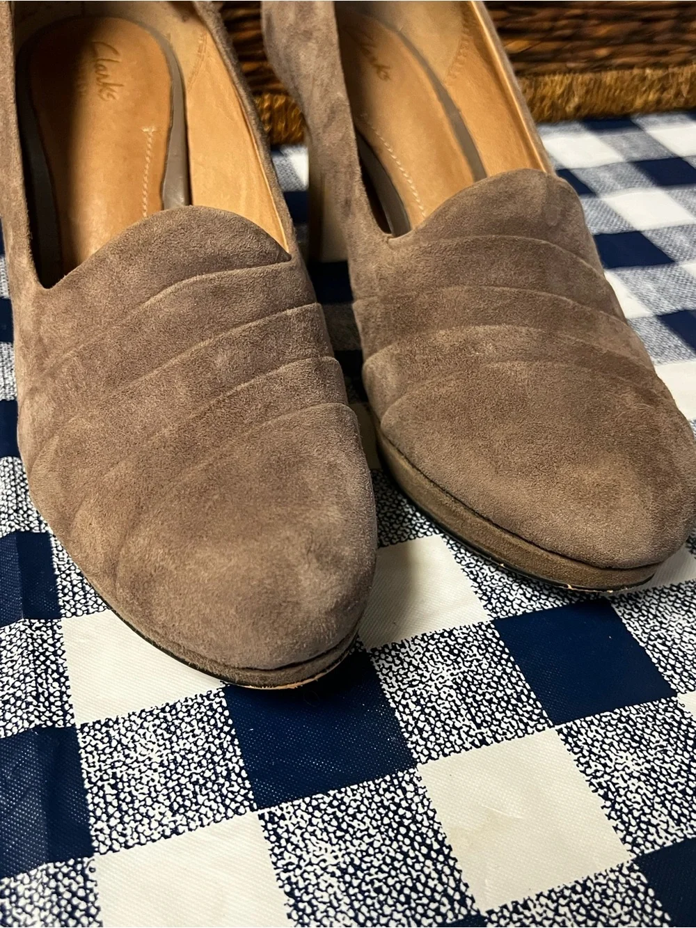 Clarks Artisan Sz 8 Delsie Joy Pump Platform Heel Taupe Gray Brown Suede Leather